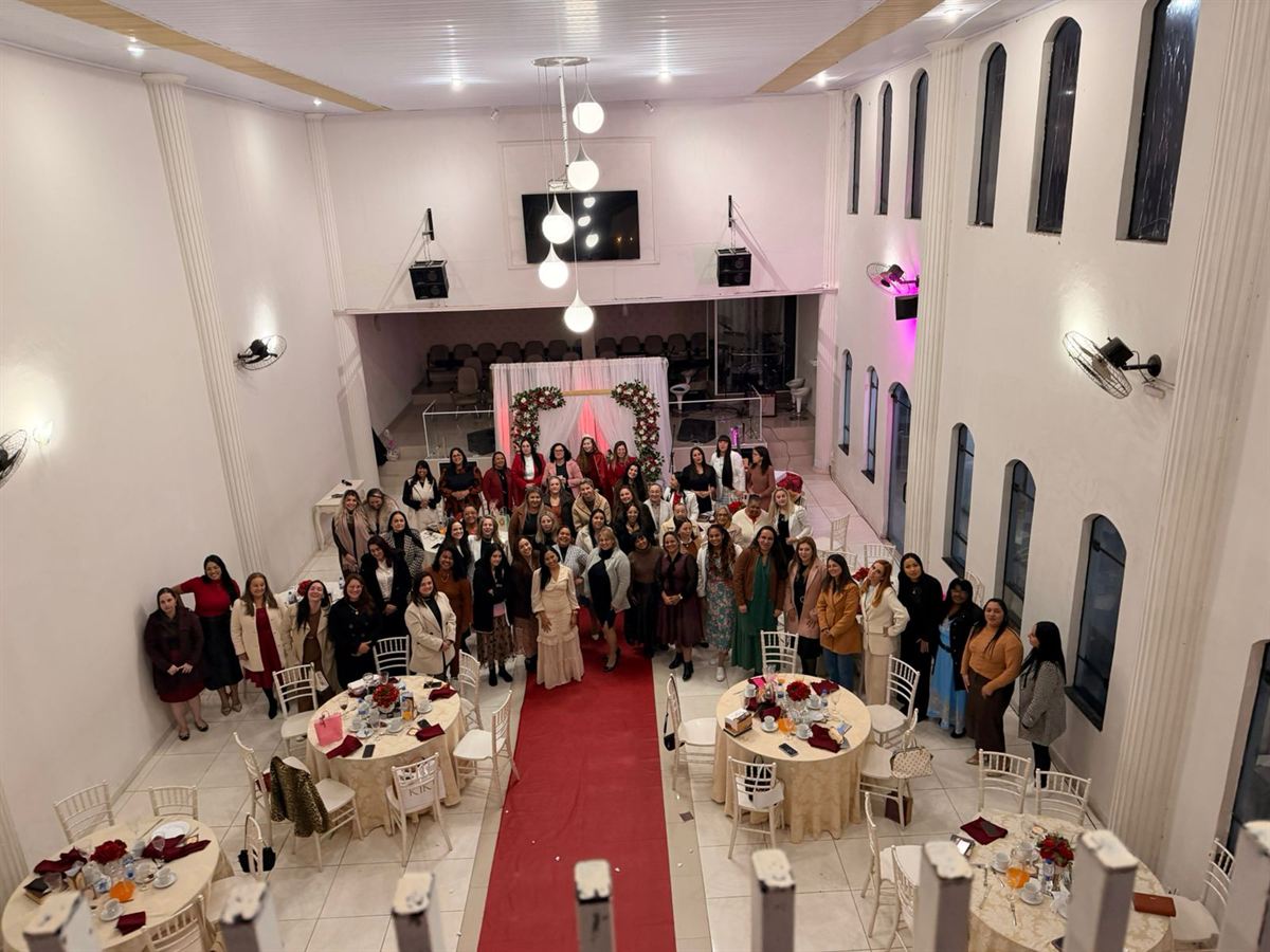 Mulheres do CIBEA reunidas no salão durante o Encontro à Mesa